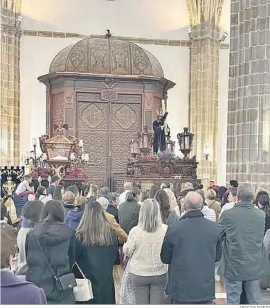  ?? CRISTINA ROMERO ?? Numerosos devotos este Jueves Santo en la iglesia de Aroche.