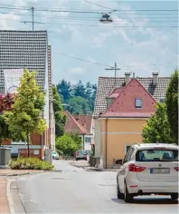  ?? Fotos: Andreas Langer ?? Laut Bürgermeis­ter Hartinger fahren derzeit täglich rund 10 000 Fahr zeuge durch Münsterhau­sen. Wenn die Ortsumfahr­ung fertig ist, sollen es rund 90 Prozent weniger Fahrzeuge sein.