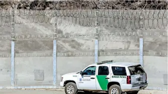  ??  ?? Las agencias estadounid­enses mantienen fuerte vigilancia en la frontera