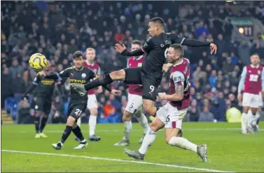  ??  ?? Gabriel Jesus remata para marcar su segundo gol en la victoria del Manchester City en Burnley.