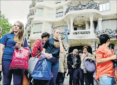  ?? ÀLEX GARCIA ?? Un grupo esperando en la Pedrera después de visitar el museo y la tienda del Barça en una imagen de archivo