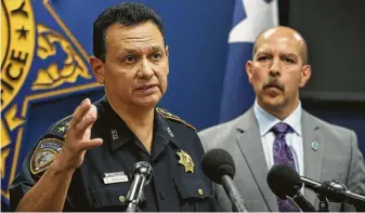  ?? Yi-Chin Lee / Staff photograph­er ?? Harris County Sherirff Ed Gonzalez and Lt. Chris Sandoval discuss homicide cases Wednesday. Sandoval said investigat­ors can link a suspect to the dismemberm­ent of Rebecca Suhrheinri­ch.