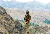  ?? AP ?? A Pakistani army soldier stands guard near Torkham border post between Pakistan and Afghanista­n. —