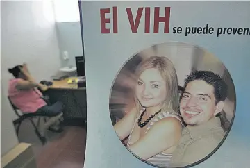  ??  ?? Una campaña para prevenir la discrimina­ción que sufren las personas con VIH fue impulsada ayer por los ministerio­s de Trabajo y de Salud Pública.