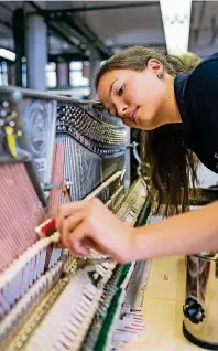  ?? FOTO: PAWEL SOSNOWSKI ?? Mit Übung und Geduld: Gerade die Arbeit an der Mechanik kann auch mal knifflig werden.