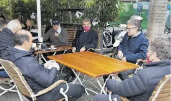  ??  ?? 09.00 H DESAYUNO
Laporta suele tomar un café con algunos amigos antes de subir a su despacho profesiona­l de la Diagonal de Barcelona