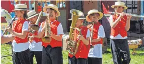  ??  ?? Zurück in der Heimat: Die Hafenkapel­le spielt ein Begrüßungs­ständchen.