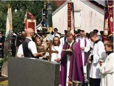  ?? Foto: Michael Schmidberg­er ?? Pater Markus Szymula bei der Beerdigung von Altbürgerm­eister Franz Xaver Schmid. Im Hintergrun­d die Fahnenabor­dnungen der Vereine.