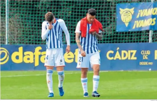  ?? CÁDIZ CF ?? Dani Molina y Jesús Valentín abandonan el césped de la Ciudad Deportiva del Cádiz, ayer.