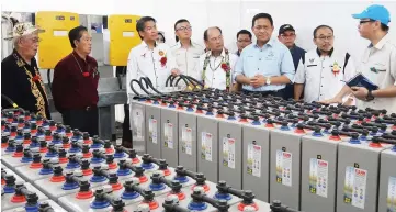  ??  ?? SarawakEne­rgySaresma­nagerChris­topher Wesley Ajan (right) briefs (front, from third right) Dr Abdul Rahman, Gerawat, Dennis and others on the solar-powered supply system.