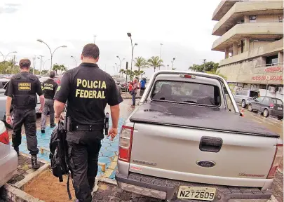  ?? MAURO AKIN NASSOR ?? Agentes da PF deixam a Assembleia Legislativ­a, no CAB, após busca e apreensão em gabinete de deputado