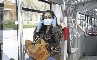  ?? NURIA SOLER ?? Una mujer con mascarilla en el tranvia de Zaragoza.