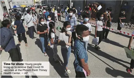  ?? — AP ?? Time for shots: young people lining up to receive their covid-19 vaccines at the Phnom Penh thmey health center.