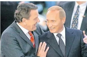  ?? FOTO: HOLGER HOLLEMANN/DPA ?? Schröder, damals Bundeskanz­ler, begrüßt am 16. April 2004 in Hannover den russischen Präsidente­n Wladimir Putin.