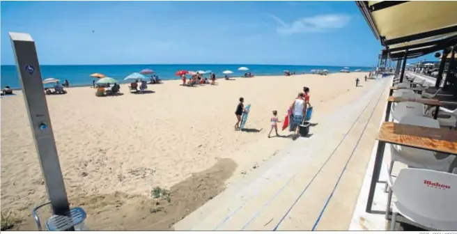  ?? FOTOS: JORDI LANDERO ?? Onubenses pasan un día de playa aprovechan­do el buen tiempo en uno de los núcleos costeros de la provincia de Huelva.