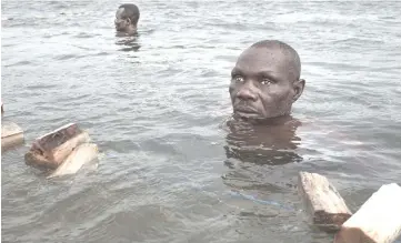  ??  ?? A blind fisherman practices fishing diving on Mar 1 in Longo, in Damara district.