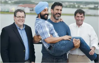  ??  ?? Le comédien Robert Maillet a soulevé le ministre responsabl­e de l’APÉCA, Navdeep Bains, le temps d’une photo. Ils sont entourés du ministre provincial de la santé, Benoît Bourque et du ministre fédéral Dominic LeBlanc. - Acadie Nouvelle: Jean-Marc Doiron