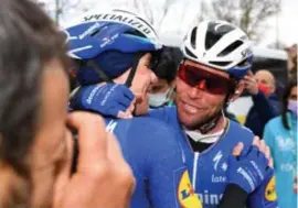  ?? FOTO GETTY IMAGES ?? Een knuffel voor Fabio Jakobsen.