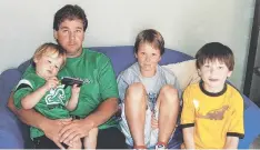  ?? ?? Robert Farquharso­n in early 2005 with sons Bailey, Tyler and Jai.