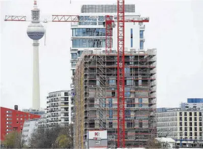  ?? Michele Tantussi / Reuters ?? Obres per a la construcci­ó d’un edifici residencia­l a Berlín, ahir.