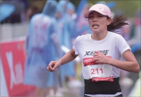  ?? Photo: IC ?? Chinese marathon runner He Yinli competes on Sunday in the Suzhou Taihu Marathon. She placed second behind Ayantu Abera de Misse of Kenya.