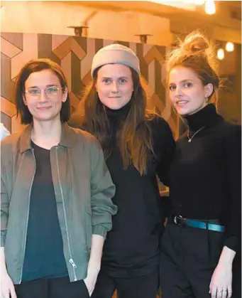  ??  ?? Les idéatrices de la série Chloé Robichaud et Florence Gagnon et la comédienne Sarah-Jeanne Labrosse ANNIK MH DE CARUFEL LE DEVOIR