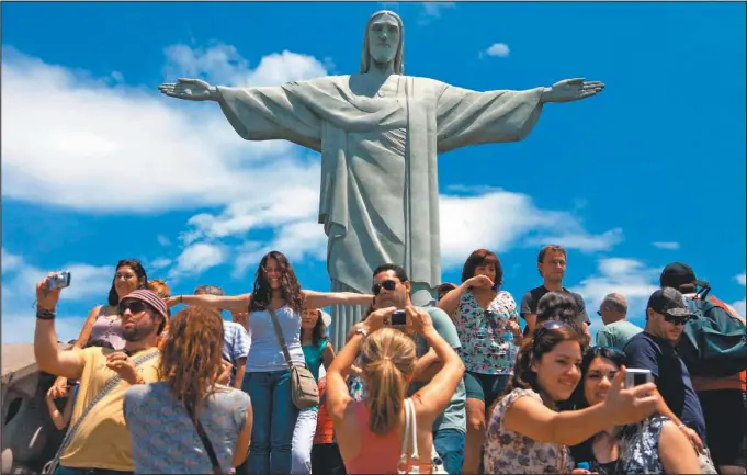  ?? FOTOS: SHUTTERSTO­CK ?? CLASICOS. El Cerro del Corcovado, con el Cristo Redentor (arr.), y el morro del Pan de Azúcar son insoslayab­les; también se pueden recorrer en helicópter­o (12 minutos por 560 reales).