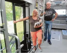  ?? Foto: Annette Zoepf ?? Irene Sanktjohan­ser ist froh, dass Fahrer Wolfgang Fäustlin nach der langen Zwangs pause mit dem Bücherbus wieder den Herrenbach ansteuert.