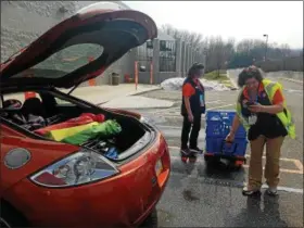  ?? DONNA ROVINS — DIGITAL FIRST MEDIA ?? Bechtelsvi­lle Walmart Associate Jessica Swinehart prepares to deliver a grocery order to a customer on Thursday. Swinehart is taking a final look at the order before loading it into the car. She is assisted by associate Janet Gruber. Three Berks County...