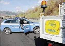  ?? Ansa ?? I controlli Polizia sull’A24 dopo il terremoto del 2009