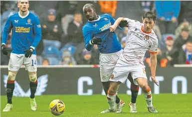  ?? ?? United’s Declan Glass gets to grips with Glen Kamara