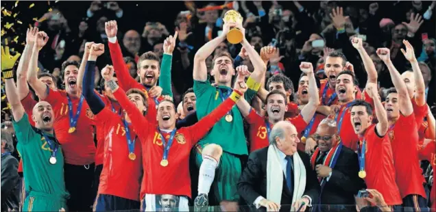  ??  ?? El triunfo en el Mundial de 2010, tras ganar en la final a Holanda, es la cima de la Selección en sus cien años de historia.