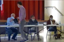  ?? (Photo S. C.) ?? Le maire, Jean Plénat, à ses côtés son premier adjoint, Olivier Ghibaudo et la e adjointe, Pascale Voituron, en plein vote.