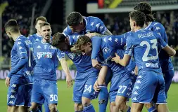  ?? (Bucco/ LaPresse) ?? Abbracci La gioia dei giocatori dell'Empoli dopo un gol al Castellani