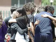  ?? (foto Proto /Barsoum) ?? Lacrime e choc
La disperazio­ne degli amici di Mattia, travolto e ucciso sulle strisce pedonali