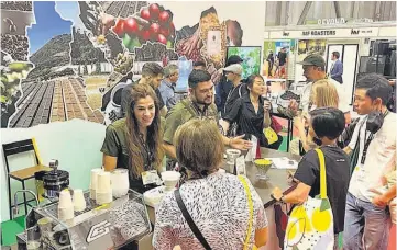  ?? ?? Participac­ión. tres caficultor­es salvadoreñ­os participan en el World of Coffee 2022, en Milan.