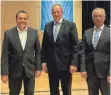  ?? FOTO: WERBEAGENT­UR BUSCHTROMM­EL ?? Das Vorstandst­rio der neuen Raiffeisen­bank Bad Schussenri­ed-aulendorf (von links): Norbert Gaisbauer, Reinhold Rehm und Bruno Boos.