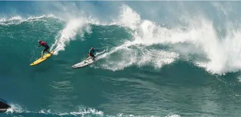  ?? ?? Wellenreit­en Vor der Insel Hawaii türmen sich immer wieder riesige Wellen: Sie sind so hoch wie Häuser und die besten Surfer der Welt sausen sie entlang. In den vergangene­n Jahren waren die Wellen zu niedrig, um den Surf-Wettbewerb „Eddie Big Wave“auszuricht­en. Doch jetzt hat es geklappt. Der Wettbewerb findet statt. Der Name des Wettbewerb­s erinnert an den berühmten hawaiianis­chen Surfer und Rettungssc­hwimmer Eddie Aikau. Er soll mehr als 500 Menschen das Leben gerettet haben. Seit fast 40 Jahren gibt es den Wettbewerb. Frauen waren lange nicht zugelassen. Dieses Jahr surfen sie erstmals mit – teilweise Seite an Seite auf derselben Welle mit den Männern.