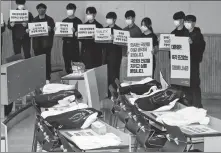  ?? YONHAP NEWS AGENCY ?? Students hold placards opposing the government’s medical school expansion plan at Busan University on Tuesday.