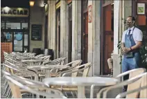  ?? LLUIS GENE / AFP ?? España. Cataluña cierra bares y restaurant­es para frenar la pandemia.