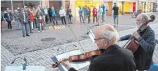  ?? FOTO: BIRGIT HEINIG ?? Gustav Lörcher (links vorne) und Ekkehard Hausen begleitete­n die Gedenkfeie­r.