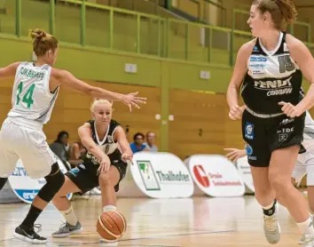  ?? Foto: Jochen Aumann ?? Bodenpass der Finnin Anni Mäkitalo auf Angels-Centerin Luisa Geiselsöde­r (rechts). In den Vorbereitu­ngsspielen, hier gegen Bamberg, klappte das Zusammensp­iel im neuformier­ten Nördlingen Team häufig schon richtig gut.