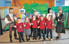  ?? 21_ f45banavie­01 ?? SHOWTIME: Banavie pupils meet the Jack and the Beanstalk cast before the show.