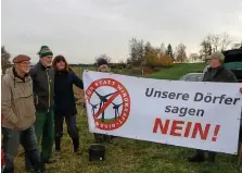  ?? SIMONE ZEH ?? Peter Staudt aus Rothenacke­r, Steffen Jahnke aus Schönberg, Korina Müller aus Stelzen und Mario Schürner aus Gefell (von links nach rechts) werden mit ihrem Windräder-Statement Teil einer Dokumentat­ion.