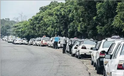  ?? JUAN BARRETO / AFP ?? Taxis haciendo cola para repostar gasolina en San Antonio, en el estado de Táchira, fronterizo con Colombia