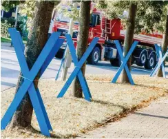  ?? Foto: dpa/Markus Scholz ?? Blaue Kreuze sind das Zeichen des Protests gegen den Tunnel.