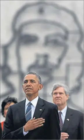  ?? ALEJANDRO ERNESTO / EFE ?? Barack Obama atendiendo al himno bajo la silueta del Che Guevara