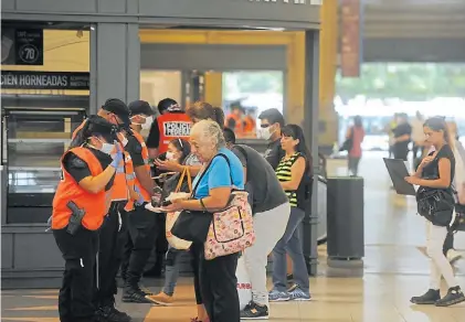  ?? G. RODRÍGUEZ ADAMI ?? Covid-19. Controles ayer a pasajeros de trenes y colectivos, en la estación Constituci­ón.