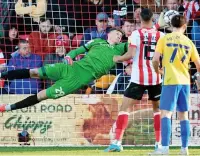  ?? ?? ON HAND Jordan Wright saves from Sunderland’s Corry Evans