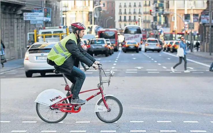  ?? MANÉ ESPINOSA ?? Más protección. Un ciclista usuario del bicing equipado con casco e incluso con chaleco reflectant­e circula por el centro de Barcelona